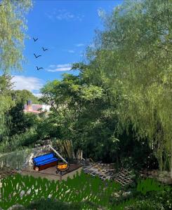 a park with a picnic table and a blue bench at Hostel Waysanú in Capilla del Monte