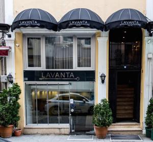 un magasin devant un bâtiment avec une voiture devant la fenêtre dans l'établissement Lavanta Hotel, à Istanbul