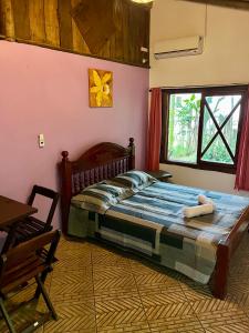 a bedroom with a bed and a window at Mato Verde Hospedaria - À beira da Lagoa - Praia do Rosa in Imbituba