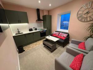 a living room with a couch and a kitchen at Bright Harrogate flat 2 beds great location in Harrogate