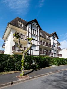 a building with a tree in front of it at 2 Chambres - 150m plage - Centre & Marché 50m - Parking - Linge & Menage inclus in Houlgate