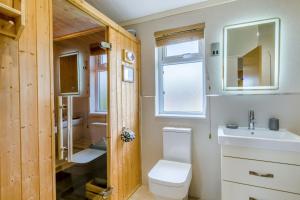 a bathroom with a toilet and a sink at Primrose 2 bed-No Pets-Daisy in Eye +16 photos