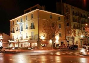 ein großes Gebäude in einer Stadtstraße bei Nacht in der Unterkunft Hotel Oriente in Teruel