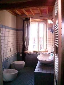 A bathroom at La Coccinella B&B