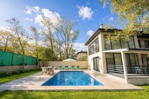 a swimming pool in the backyard of a house at Villa Ana in Kızılyurd
