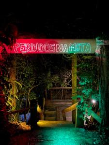 a sign that says reunification of nuna nacionina at night at Mato Verde Hospedaria - À beira da Lagoa - Praia do Rosa in Imbituba