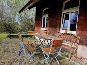 a table and chairs sitting outside of a house at Das alte Backhaus auf dem Bio-Bauernhof in Kevelaer