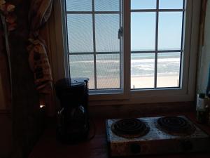 a room with a window with a view of the beach at Ranchito Cornejo in La Esmeralda