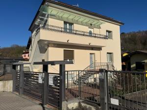 a house with a fence in front of it at Casa Vacanze con Sauna in Castronno