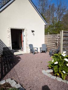 a patio with chairs and a fence at La cabane de Normandie in Nonant