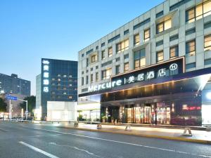 a building on the side of a city street at Mercure Qidong Downtown in Qidong