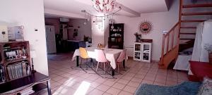 a kitchen and dining room with a table and chairs at Chez ISA chambre chez l'habitant Léa in Montlouis-sur-Loire