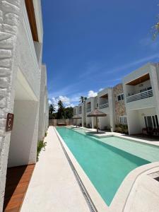 a swimming pool in front of a building at Curima Milagres in Passo de Camarajibe +11 photos
