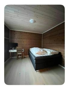 a bedroom with a bed and a desk in a room at Leilighet i Myrkdalen in Vossevangen