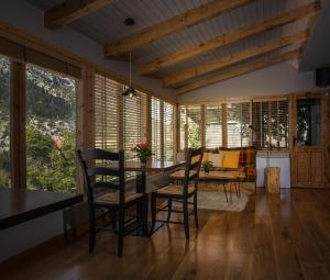 a dining room with a table and chairs at Guesthouse Mavrodimos in Eptalofos
