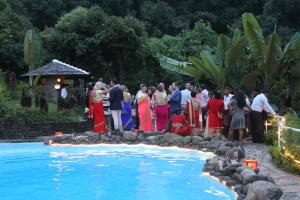 eine Gruppe von Menschen, die um einen Wasserpool stehen in der Unterkunft The Begnas Lake Resort & Villas in Pokhara