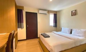 a bedroom with a large bed in a room at Sea Place Pattaya Soi 7 in Pattaya