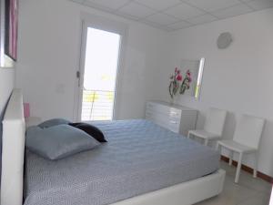 a bedroom with a bed and a desk and a window at Hotel Residence Sole in Fontanafredda