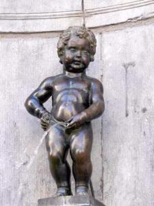 a bronze statue of a boy holding a clock at Daubresse 85 A Centre-Gare-Aéroport in Charleroi +5 photos