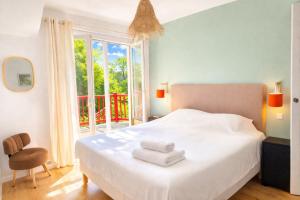 a bedroom with a white bed and a window at Les rives enchantées in Loches