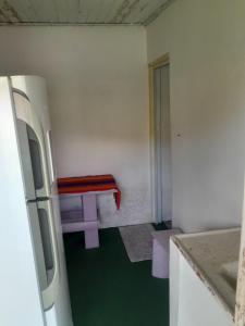 a room with a red bench in the corner of a room at Nosso Lar in Porto Velho