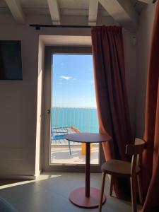 a room with a table and a view of the ocean at Hotel Gianni Franzi in Vernazza