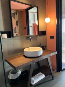 a bathroom with a sink and a mirror at Hotel Gianni Franzi in Vernazza
