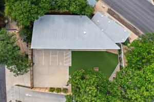an overhead view of a house with a roof at Webber East in Austin +67 photos