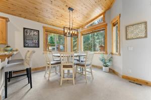 a dining room with a table and chairs at The Speckled Gem in Kings Beach
