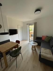 a living room with a couch and a table at Villa Lidl Ferienwohnung in Altaussee