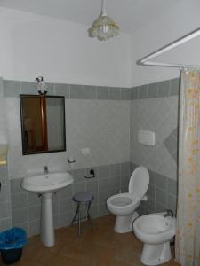 フェレンティッロにあるCastello appartamenti Ferentillo Valnerinaのバスルーム(洗面台、トイレ、鏡付)