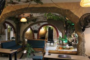 a living room with a stone archway at Hotel Grand ilama in Cali