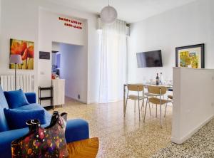 a living room with a blue couch and a table at il 64B - 10 minuti a piedi dal Policlinico San Matteo - in Pavia
