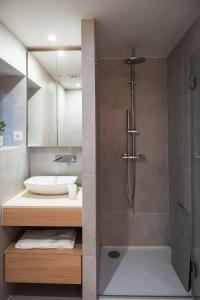 a bathroom with a shower and a sink at Quinta de Segade in Santa Marta