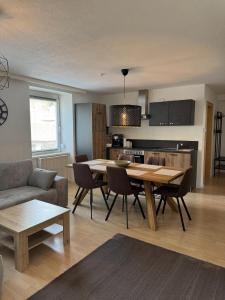 a living room with a table and chairs and a kitchen at Mary's Wohlfühlapartment in Landeck