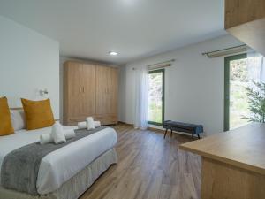 a bedroom with a large bed and a desk at Aguadulce Agaete 1B in Agaete