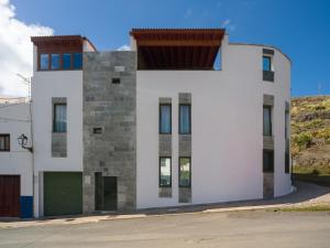a white building with a roof on top of it at Aguadulce Agaete 1B in Agaete