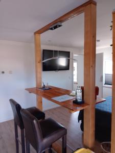 a room with a desk with a mirror and a bed at Heimathafen Hamelwörden in Wischhafen