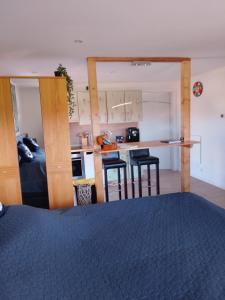 a bedroom with a bed and a kitchen with a counter at Heimathafen Hamelwörden in Wischhafen