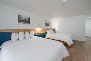 a hotel room with two beds with white pillows at Varsity North in Centralia