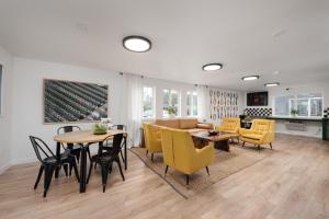 a living room with a table and chairs at Varsity North in Centralia
