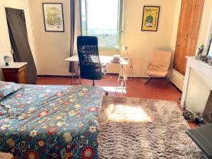 a living room with a couch and a chair at Balcon sur le Luberon in Lurs