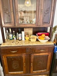 a kitchen counter with bowls of fruit on it at Balcon sur le Luberon in Lurs