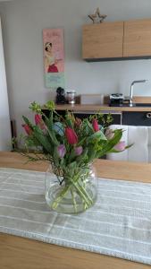 a vase of flowers on a table in a kitchen at Ferienwohnung Sorgenfrei in Kurort Altenberg