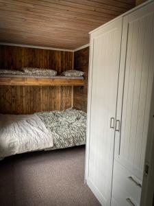 a bedroom with two bunk beds and a closet at Cabin Lyseren in Omberg