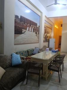 a living room with a couch and a table at فندق سيتي ابيدوس in Abydos