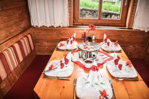 uma mesa de madeira com pratos de comida em Berggasthof Zieplhof em Westendorf