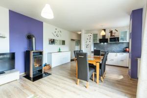 a dining room and kitchen with a table and chairs at Ferienwohnung Waldeck am Edersee in Waldeck