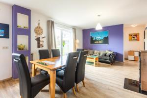 a dining room and living room with a table and chairs at Ferienwohnung Waldeck am Edersee in Waldeck