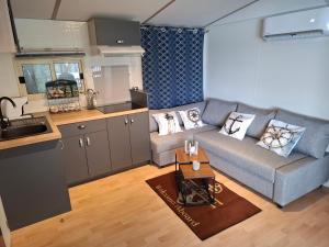 a living room with a couch and a kitchen at Villa Petra 1 in Vodice